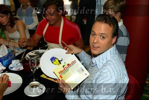 Laren 21 mei 2003
borden beschilderen voor het goede doel in het restaurant van Rene Froger
frans bauer