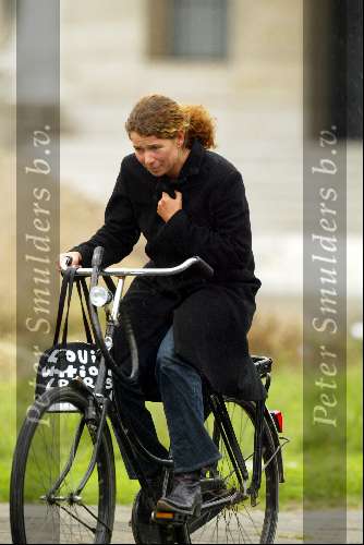 Amsterdam 17 mei 2003
Frederique huydts op de fiets in de regen