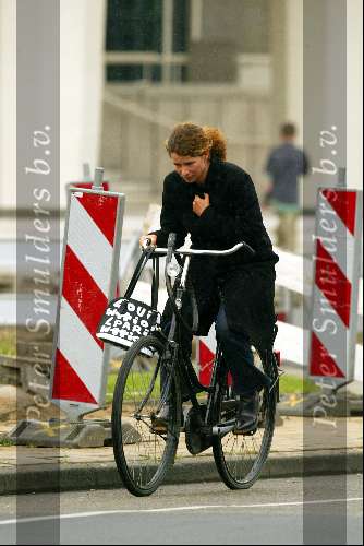 Amsterdam 17 mei 2003
Frederique huydts op de fiets in de regen