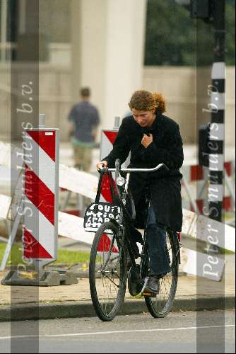 Amsterdam 17 mei 2003
Frederique huydts op de fiets in de regen