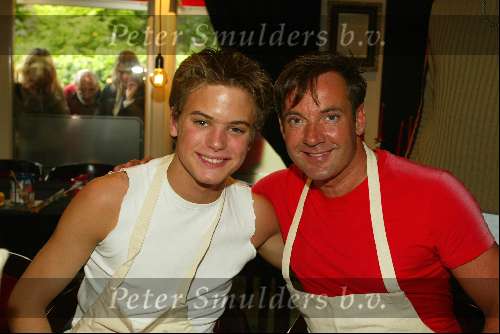Laren 21 mei 2003
borden beschilderen voor het goede doel in het restaurant van Rene Froger
jim idols en gerard joling
