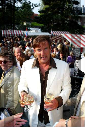 Amsterdam 27 mei 2003
haringparty in hilton amsterdam
gerard joling met veel wijn