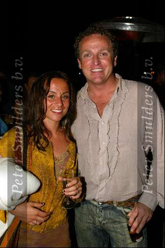 Amsterdam 30 mei 2003
feestje radio noodzee
gordon en trijntje oosterhuis met een glaasje wijn