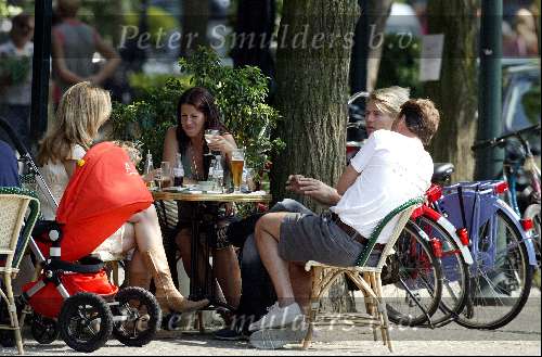 Amsterdam 30 mei 2003
Reinout Oerlemans op terras met Tijmen Daniele antonie kamerling en isa hoes Danielle Overgaag