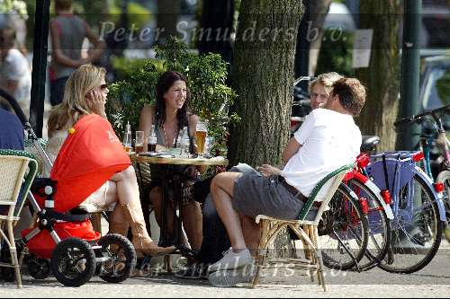 Amsterdam 30 mei 2003
Reinout Oerlemans op terras met Tijmen Daniele antonie kamerling en isa hoes Danielle Overgaag