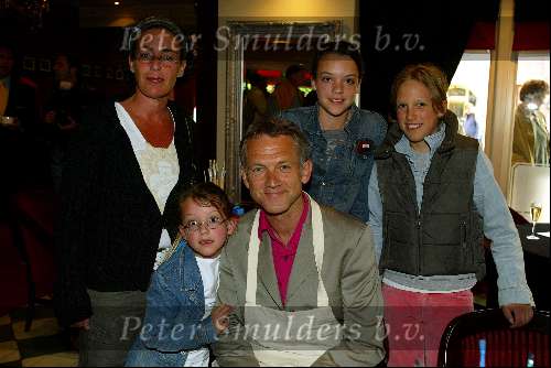 Laren 21 mei 2003
borden beschilderen voor het goede doel in het restaurant van Rene Froger
jaap jongbloed met gezin