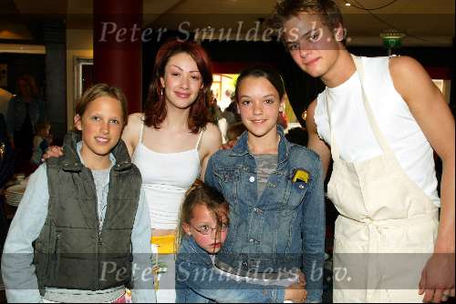 Laren 21 mei 2003
borden beschilderen voor het goede doel in het restaurant van Rene Froger
jim idols en dewie idols met dochters van jaap jongbloek