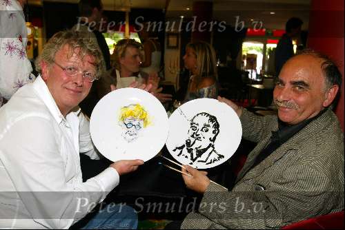 Laren 21 mei 2003
borden beschilderen voor het goede doel in het restaurant van Rene Froger
jim bakkum met  fans
jan des bouvrie en ralph inbar