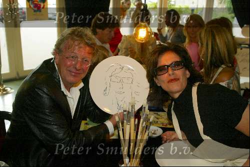 Laren 21 mei 2003
borden beschilderen voor het goede doel in het restaurant van Rene Froger
jan des bouvrie en jet v d meij