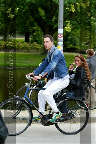Amsterdam 27 mei 2003
jeroen biegstraten vriendin op de fiets in het vondelpark
