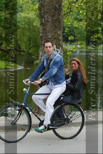 Amsterdam 27 mei 2003
jeroen biegstraten vriendin op de fiets in het vondelpark