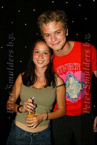 Laren 21 mei 2003
borden beschilderen voor het goede doel in het restaurant van Rene Froger
jim idols met een fan