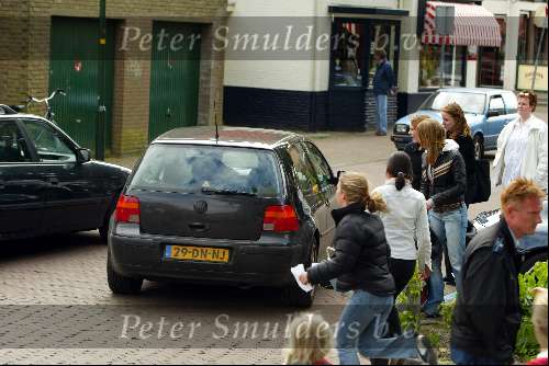 Laren 21 mei 2003
borden beschilderen voor het goede doel in het restaurant van Rene Froger
jim idols en fans