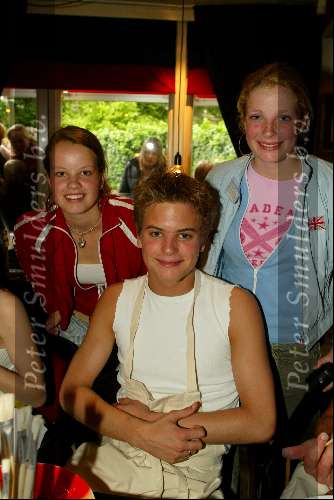 Laren 21 mei 2003
borden beschilderen voor het goede doel in het restaurant van Rene Froger
jim idols en fans