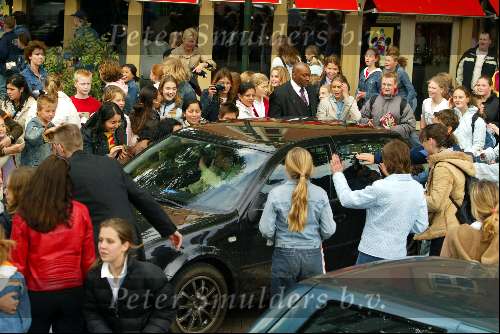 Laren 21 mei 2003
borden beschilderen voor het goede doel in het restaurant van Rene Froger
jim idols met beveiliging tussen fans