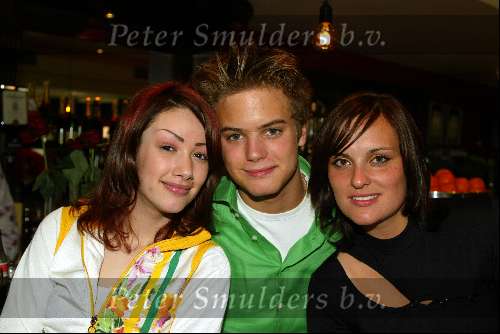Laren 21 mei 2003
borden beschilderen voor het goede doel in het restaurant rene froger
dewie idols jim idols  en marieke v ginneken