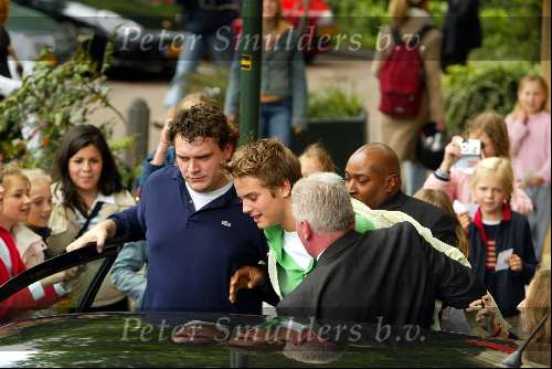Laren 21 mei 2003
borden beschilderen voor het goede doel in het restaurant van Rene Froger
jim idols met beveiliging tussen fans