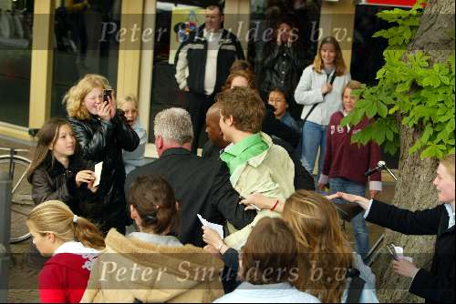 Laren 21 mei 2003
borden beschilderen voor het goede doel in het restaurant van Rene Froger
jim idols met beveiliging tussen fans
