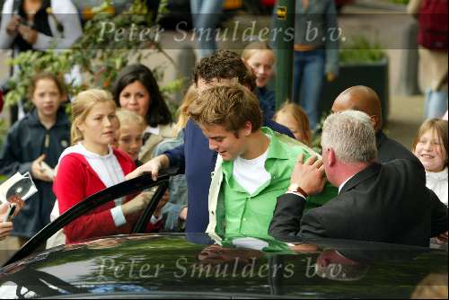 Laren 21 mei 2003
borden beschilderen voor het goede doel in het restaurant van Rene Froger
jim idols bakkum met beveiliging tussen fans