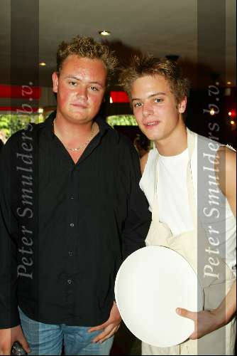 Laren 21 mei 2003
borden beschilderen voor het goede doel in het restaurant van Rene Froger
jim idols met broer