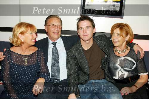 Rotterdam 8 mei 2003
Premiere Onze Jeugd met katja schuurman johnny de molen in oude luxor theater
john de mol sr met vrouw en en willeke alberti