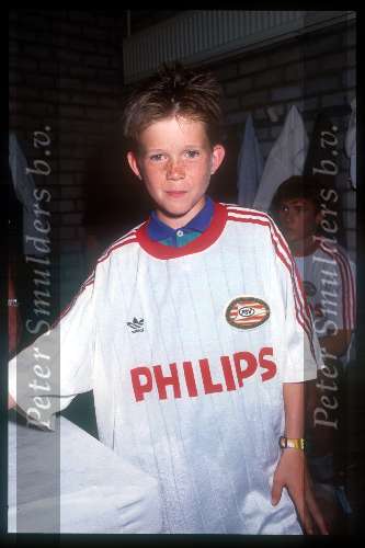 Eindhoven 1988
Johnny de Mol  in dekleedkamer bij PSV na alweer een kampioenschap.