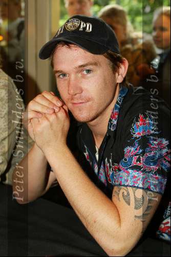 Laren 21 mei 2003
borden beschilderen voor het goede doel in het restaurant johnny de mol met tatoeage