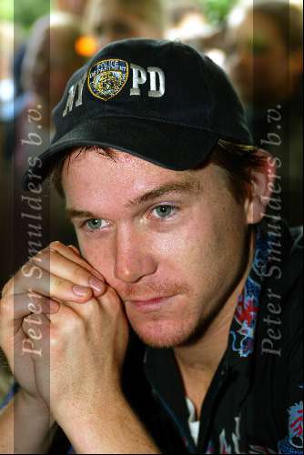 Laren 21 mei 2003
borden beschilderen voor het goede doel in het restaurant johnny de mol