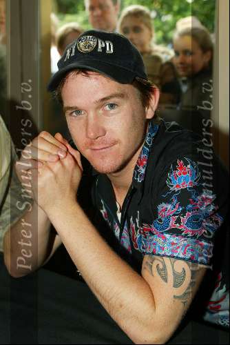 Laren 21 mei 2003
borden beschilderen voor het goede doel in het restaurant johnny de mol met tatoeage