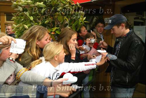 Laren 21 mei 2003
borden beschilderen voor het goede doel in het restaurant van Rene Froger
jim bakkum met  fans
johnny de mol