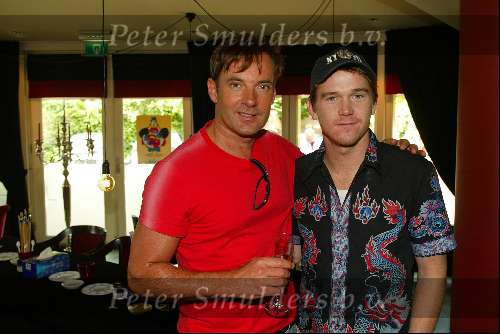 Laren 21 mei 2003
borden beschilderen voor het goede doel in het restaurant rene froger
gerard joling en johny de mol