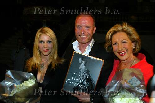 Amsterdam 21 mei 2003
presentatie boek mart Visser in  het tropenmuseum
mart visser met fiona heering en karin Verstraete