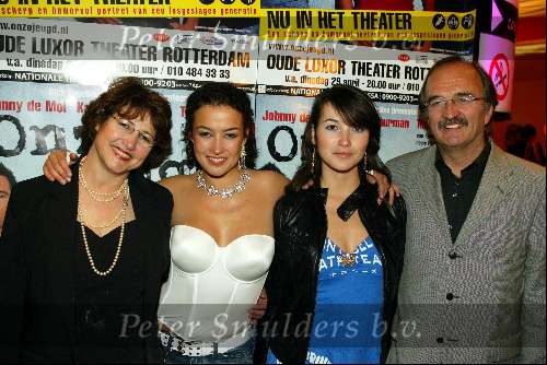 Rotterdam 8 mei 2003
Premiere Onze Jeugd met katja schuurman 
katja met ouders en birgit schuurman