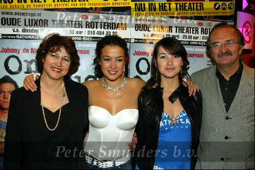 Rotterdam 8 mei 2003
Premiere Onze Jeugd met katja schuurman 
katja met ouders en birgit schuurman