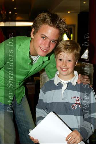 Laren 21 mei 2003
borden beschilderen voor het goede doel in het restaurant rene froger
jim idols met zoontje laura ruiters