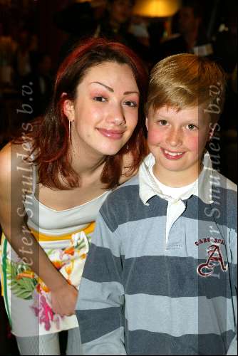 Laren 21 mei 2003
borden beschilderen voor het goede doel in het restaurant van Rene Froger
dewie idols met zoon laura ruiters