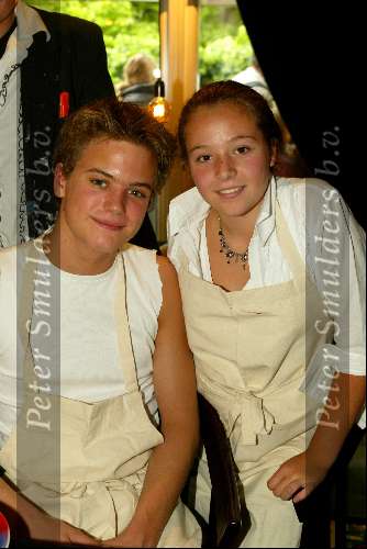 Laren 21 mei 2003
borden beschilderen voor het goede doel in het restaurant van Rene Froger
jim idols en lotte wisse