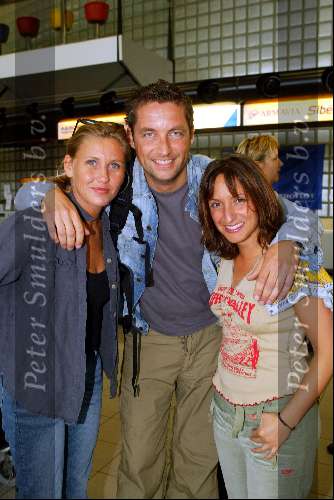 Schiphol 5 mei 2003
vertrek bobo in the bush 
Marie Carmen Oudendijk Mathias Scholten,  Sabine Koning