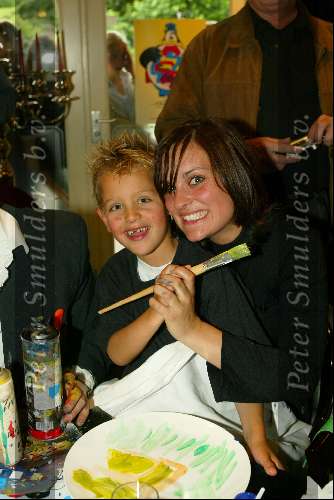 Laren 21 mei 2003
borden beschilderen voor het goede doel in het restaurant van Rene Froger
marieke v ginneken met zoon rene froger