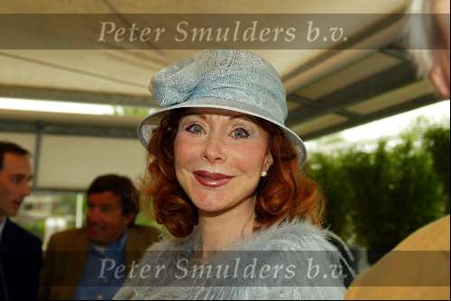Ouderkerk aan de amstel 5 mei 2003
Opening rest . klein Paardenburg
marijke helwegen met man