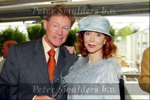 Ouderkerk aan de amstel 5 mei 2003
Opening rest . klein Paardenburg
marijke helwegen met man