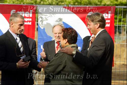 Hilversum 6 mei 2003
herdenking moord pim fortuyn op mediapark
martin fortuyn, hans smolders, bob smalhout en hulpverlener
