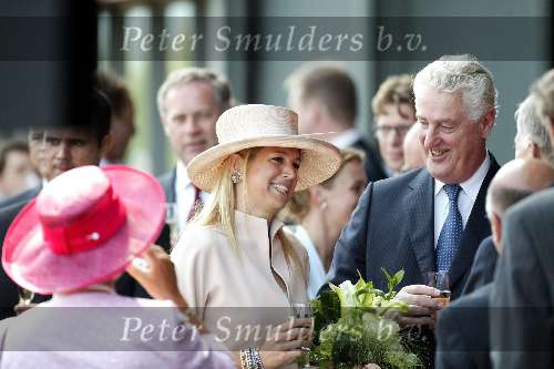 Schiphol 30 mei 2003
Maxima doopt martinair vliegtuig prinses Maxima
martin schroder en maxima