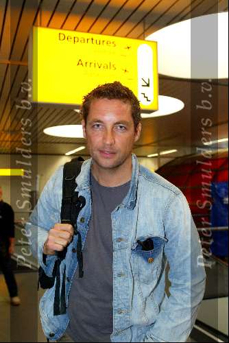 Schiphol 5 mei 2003
vertrek bobo in the bush 
Mathias Scholten