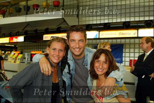Schiphol 5 mei 2003
vertrek bobo in the bush 
Marie Carmen Oudendijk Mathias Scholten,  Sabine Koning