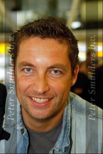 Schiphol 5 mei 2003
vertrek bobo in the bush 
Mathias Scholten