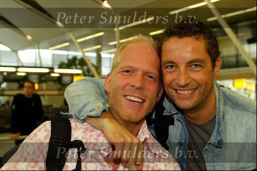Schiphol 5 mei 2003
vertrek bobo in the bush 
Mathias Scholten,Danny Rook