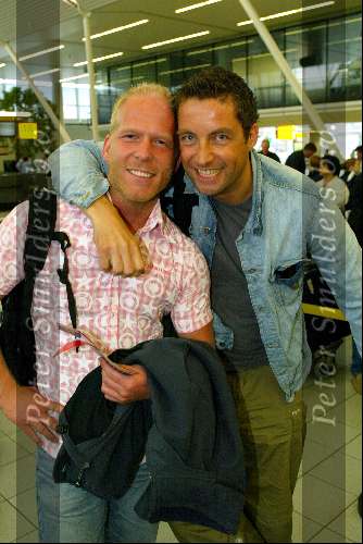 Schiphol 5 mei 2003
vertrek bobo in the bush 
Mathias Scholten en Danny Rook