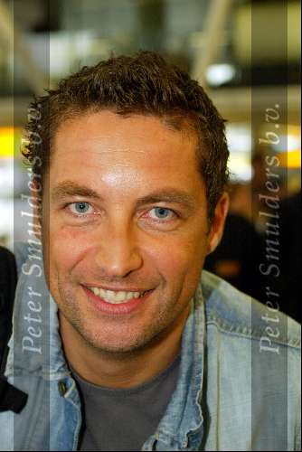 Schiphol 5 mei 2003
vertrek bobo in the bush 
Mathias Scholten