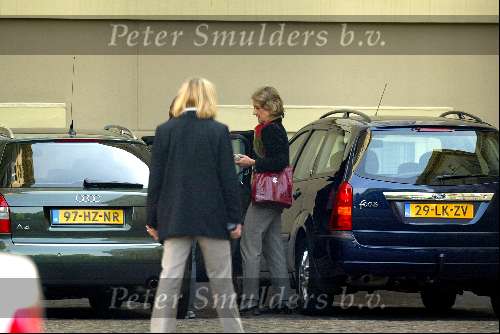 Den Haag 17 mei 2003
maxima met moeder in den haag bij het paleis.
Politie controleert papieren edwin smulders